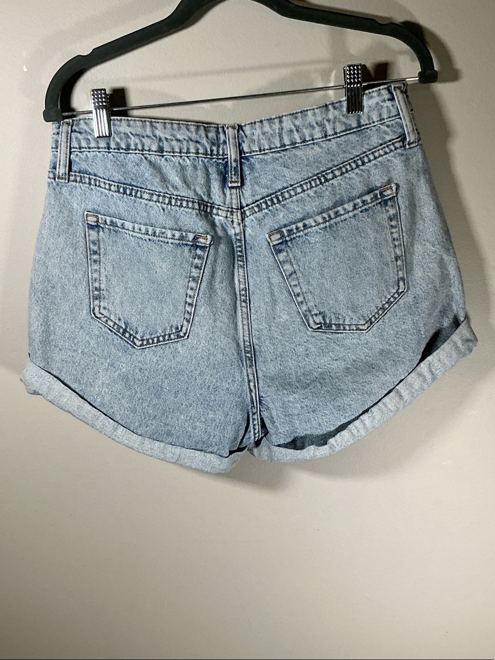 Wild Fable High Rise Mom Jean Shorts Light Wash Denim Size 12/31 - Picture 2 of 7